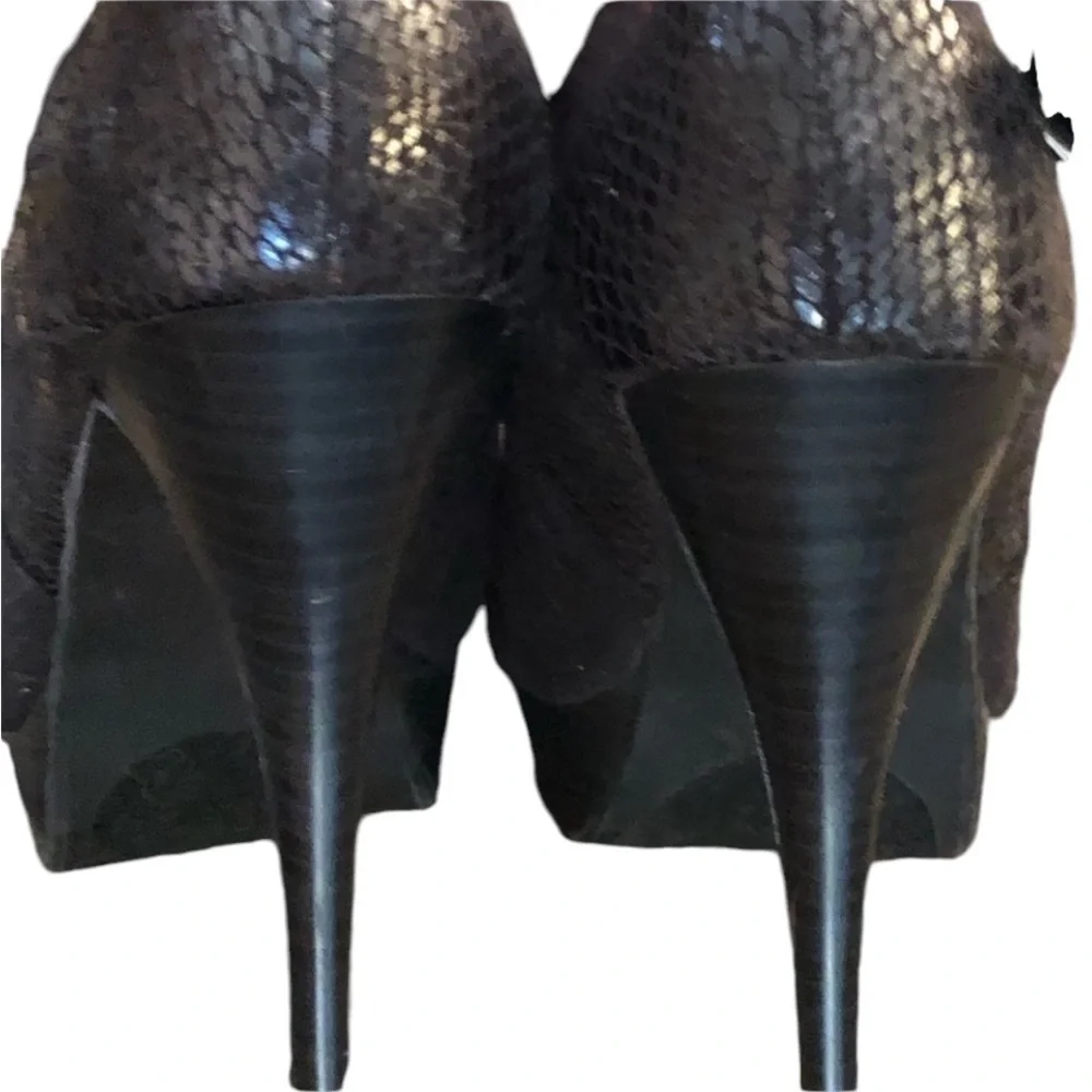 Sofia by Sofia Vargaro size 10 black platform heel faux suede reptile embossed